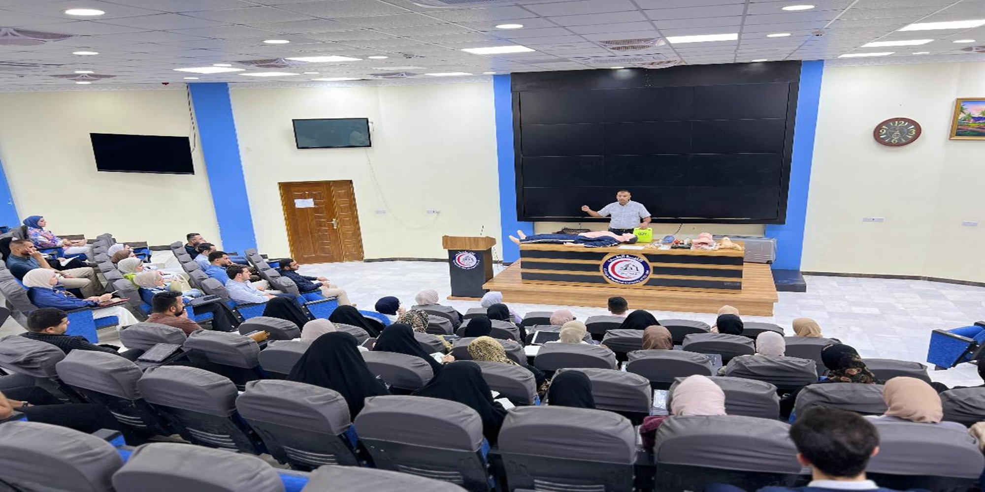 كلية الطب جامعة ذي قار تقيم دورة تدريبية في طب الطوارئ لطلبتها الخريجين