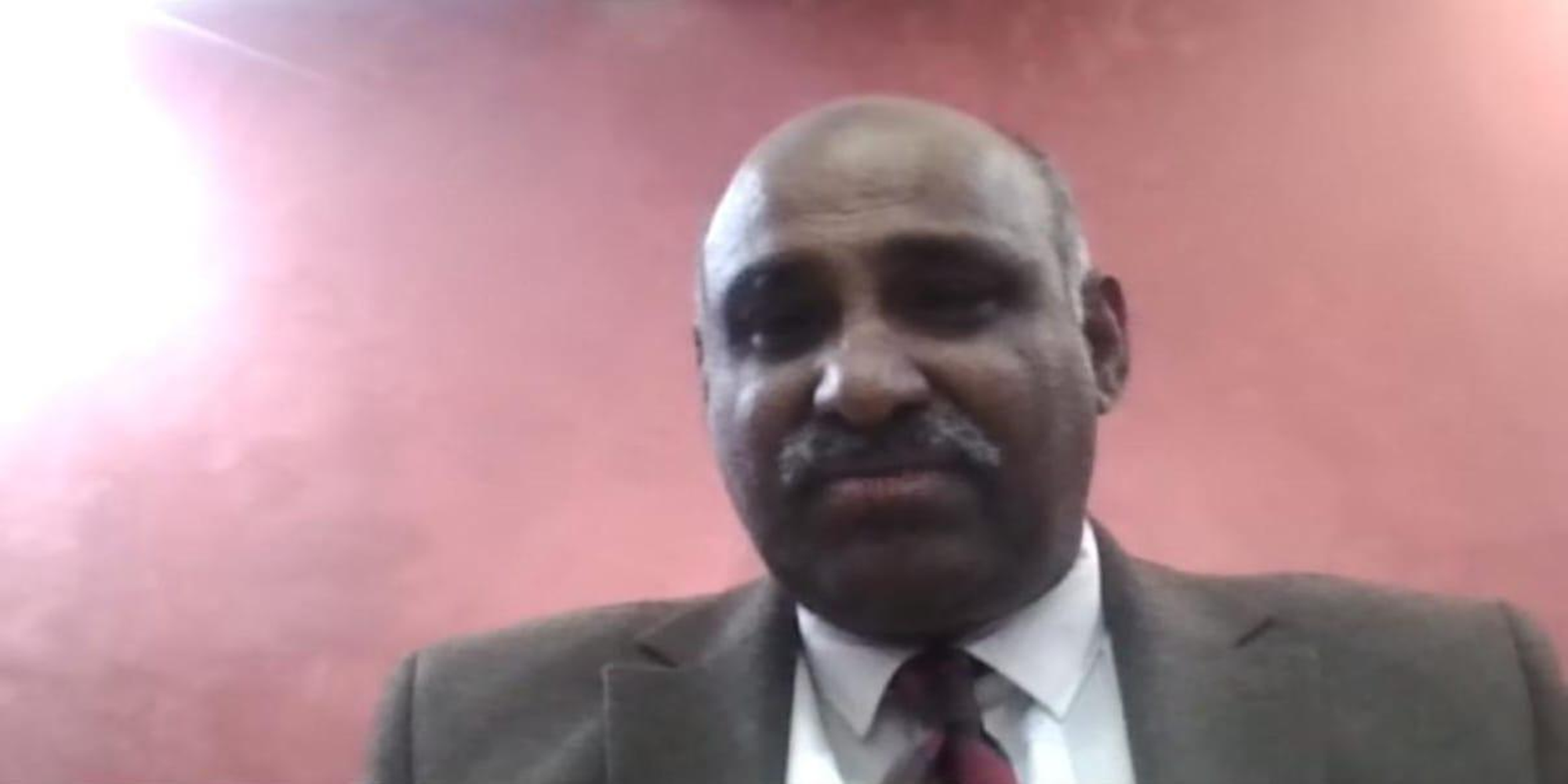 تدريسي من كلية الطب جامعة ذي قار يشارك في تقديم محاضرة علمية